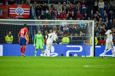 Tallinn, Estonya - 15 Ağustos, 2018: Sergio Ramos Atletico Madrid arasındaki son 2018 Uefa Süper Kupası maç sırasında rakip Real Madrid, Estonya Jan Oblak karşı bir ceza puanları