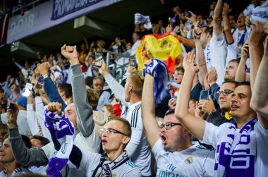 Tallinn, Estonya - 15 Ağustos, 2018: tribünlerde Real Madrid taraftarları Atletico Madrid vs Real Madrid, Estonya arasında final 2018 Uefa Süper Kupası maçı sırasında gol kutlamak