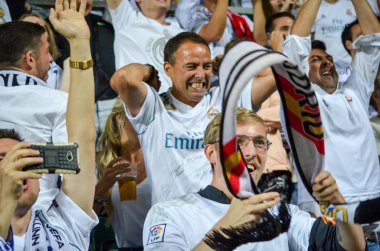 Tallinn, Estonya - 15 Ağustos, 2018: tribünlerde Real Madrid taraftarları Atletico Madrid vs Real Madrid, Estonya arasında final 2018 Uefa Süper Kupası maçı sırasında gol kutlamak