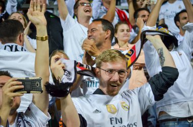 Tallinn, Estonya - 15 Ağustos, 2018: tribünlerde Real Madrid taraftarları Atletico Madrid vs Real Madrid, Estonya arasında final 2018 Uefa Süper Kupası maçı sırasında gol kutlamak