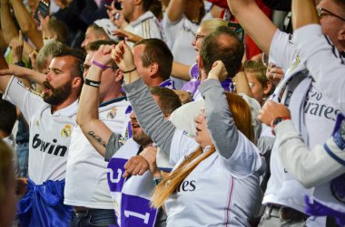 Tallinn, Estonya - 15 Ağustos, 2018: tribünlerde Real Madrid taraftarları Atletico Madrid vs Real Madrid, Estonya arasında final 2018 Uefa Süper Kupası maçı sırasında gol kutlamak