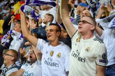 Tallinn, Estonya - 15 Ağustos, 2018: tribünlerde Real Madrid taraftarları Atletico Madrid vs Real Madrid, Estonya arasında final 2018 Uefa Süper Kupası maçı sırasında gol kutlamak