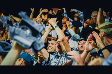 Tallinn, Estonya - 15 Ağustos, 2018: tribünlerde Real Madrid taraftarları Atletico Madrid vs Real Madrid, Estonya arasında final 2018 Uefa Süper Kupası maçı sırasında gol kutlamak