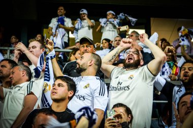 Tallinn, Estonya - 15 Ağustos, 2018: tribünlerde Real Madrid taraftarları Atletico Madrid vs Real Madrid, Estonya arasında final 2018 Uefa Süper Kupası maçı sırasında gol kutlamak