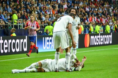 Tallinn, Estonya - 15 Ağustos, 2018: Sergio Ramos yaralı Atletico Madrid vs Real Madrid, Estonya arasında final 2018 Uefa Süper Kupası maçı sırasında çimenlerin üzerinde olduğunu