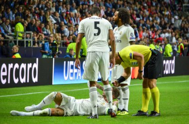 Tallinn, Estonya - 15 Ağustos, 2018: Sergio Ramos yaralı Atletico Madrid vs Real Madrid, Estonya arasında final 2018 Uefa Süper Kupası maçı sırasında çimenlerin üzerinde olduğunu