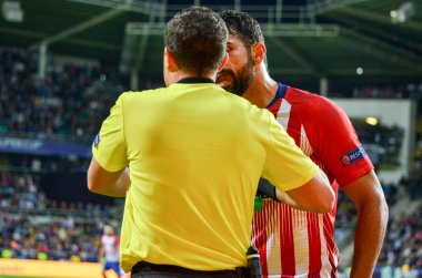 Tallinn, Estonya - 15 Ağustos, 2018: Diego Costa duygusal Atletico Madrid vs Real Madrid, Estonya arasında final 2018 Uefa Süper Kupası maçı sırasında hakimle savunuyor