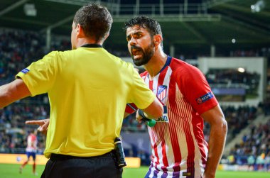Tallinn, Estonya - 15 Ağustos, 2018: Diego Costa duygusal Atletico Madrid vs Real Madrid, Estonya arasında final 2018 Uefa Süper Kupası maçı sırasında hakimle savunuyor