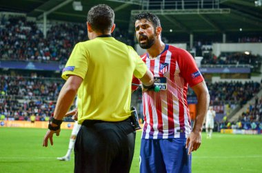 Tallinn, Estonya - 15 Ağustos, 2018: Diego Costa duygusal Atletico Madrid vs Real Madrid, Estonya arasında final 2018 Uefa Süper Kupası maçı sırasında hakimle savunuyor