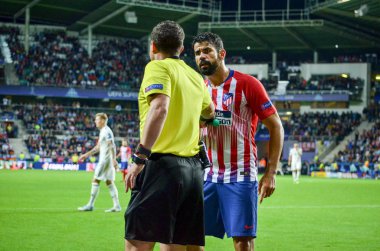 Tallinn, Estonya - 15 Ağustos, 2018: Diego Costa duygusal Atletico Madrid vs Real Madrid, Estonya arasında final 2018 Uefa Süper Kupası maçı sırasında hakimle savunuyor