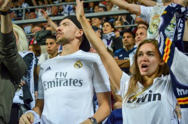 Tallinn, Estonya - 15 Ağustos, 2018: tribünlerde Real Madrid taraftarları Atletico Madrid vs Real Madrid, Estonya arasında final 2018 Uefa Süper Kupası maçı sırasında gol kutlamak