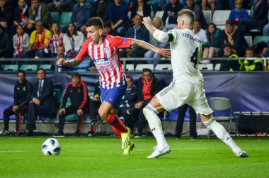 Tallinn, Estonya - 15 Ağustos, 2018: Angel Correa Sergio Ramos final sırasında karşı 2018 Uefa Süper Kupası maç arada Atletico Madrid vs Real Madrid A. Le Coq Arena Stadyumu, Estonya