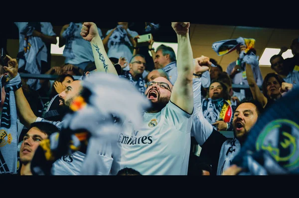爱沙尼亚塔林 2018年8月 皇马球迷在看台上庆祝在决赛2018欧足联超级杯比赛中进球在马德里对阵皇马 爱沙尼亚 — 图库照片