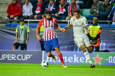 Tallinn, Estonya - 15 Ağustos, 2018: Raphael Varane Diego Costa final sırasında karşı 2018 Uefa Süper Kupası maç arada Atletico Madrid vs Real Madrid A. Le Coq Arena Stadyumu, Estonya