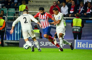 Tallinn, Estonya - 15 Ağustos, 2018: Raphael Varane Diego Costa final sırasında karşı 2018 Uefa Süper Kupası maç arada Atletico Madrid vs Real Madrid A. Le Coq Arena Stadyumu, Estonya