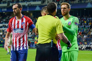Tallinn, Estonya - 15 Ağustos, 2018: Atletico Madrid vs Real Madrid A. Le Coq Arena Stadyumu, Estonya arasında final 2018 Uefa Süper Kupası maçı sırasında yargıç ile Jan Oblak anlaşmazlık