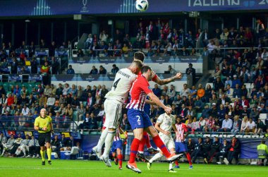 Tallinn, Estonya - 15 Ağustos, 2018: Sergio Ramos Diego Godin final sırasında karşı 2018 Uefa Süper Kupası maç arada Atletico Madrid vs Real Madrid A. Le Coq Arena Stadyumu, Estonya