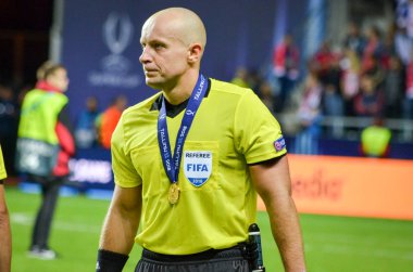 Tallinn, Estonya - 15 Ağustos, 2018: son 2018 Uefa Süper Kupası maç sonra Estonya Süper Kupası madalya evliliği tarafından alınan altın Şimon Marciniak hakem