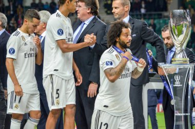 Tallinn, Estonya - 15 Ağustos, 2018: futbolcular Real Madrid almak Uefa Süper Kupası 2018 madalya finalist son 2018 Uefa Süper Kupası maç sonra Estonya