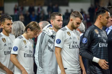 Tallinn, Estonya - 15 Ağustos, 2018: futbolcular Real Madrid almak Uefa Süper Kupası 2018 madalya finalist son 2018 Uefa Süper Kupası maç sonra Estonya