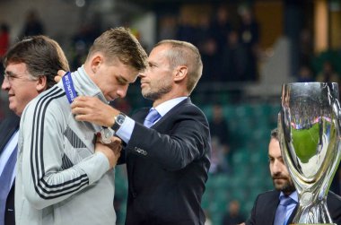 Tallinn, Estonya - 15 Ağustos, 2018: Andrei Lunin almak Uefa Süper Kupası 2018 madalya finalist son 2018 Uefa Süper Kupası maç sonra Estonya