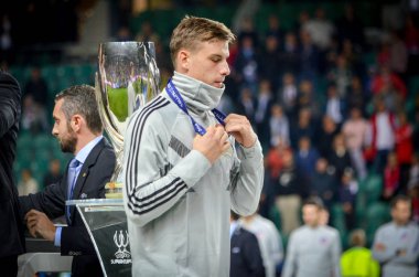 Tallinn, Estonya - 15 Ağustos, 2018: Andrei Lunin almak Uefa Süper Kupası 2018 madalya finalist son 2018 Uefa Süper Kupası maç sonra Estonya