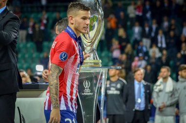 Tallinn, Estonya - 15 Ağustos, 2018: Lucas Hernandez almak altın madalya kazanan Uefa Süper Kupası 2018 oyuncuların son 2018 Uefa Süper Kupası maç sonra Estonya