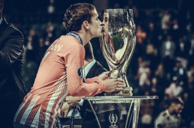 Tallinn, Estonya - 15 Ağustos, 2018: Antoine Griezmann öp Uefa Süper Kupası 2018 son 2018 Uefa Süper Kupası maç sonra Estonya