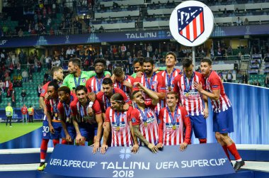 Tallinn, Estonya - 15 Ağustos, 2018: futbolcular Atletico Madrid Uefa Süper Kupası 2018 A. Le Coq Arena Stadyumu, Estonya, kazananlar platformu