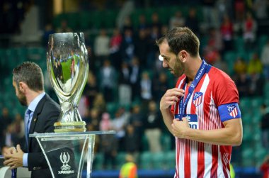 Tallinn, Estonya - 15 Ağustos, 2018: Diego Godin almak altın madalya kazanan Uefa Süper Kupası 2018 oyuncuların son 2018 Uefa Süper Kupası maç sonra Estonya