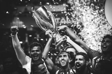 Tallinn, Estonya - 15 Ağustos, 2018: futbolcular Atletico Madrid son 2018 Uefa Süper Kupası maç sonra Estonya Uefa Süper Kupası 2018 kazanarak zaferi kutlamak