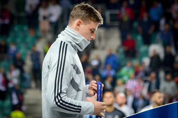 Tallinn, Estonya - 15 Ağustos, 2018: Andrei Lunin almak Uefa Süper Kupası 2018 madalya finalist son 2018 Uefa Süper Kupası maç sonra Estonya