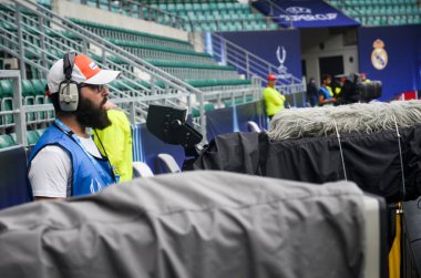 Tallinn, Estonya - 15 Ağustos, 2018: kameraman yakın çekim vuruyor maç Atletico Madrid arasındaki son 2018 Uefa Süper Kupası maç sırasında rakip Real Madrid, Estonya