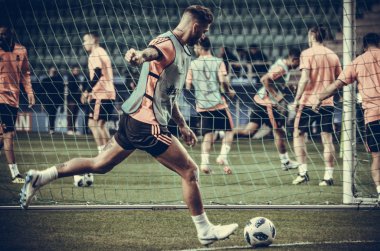 Tallinn, Estonya - 15 Ağustos, 2018: son 2018 Uefa Süper Kupası maç önce Atletico Madrid vs Real Madrid, Estonya arasında Real Madrid futbol oyuncuların eğitim