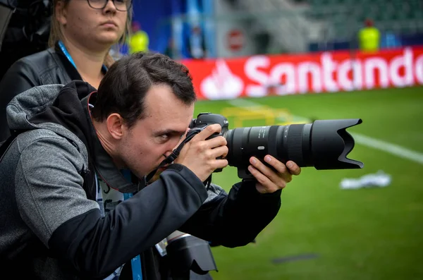 Tallin Estonia Sierpnia 2018 Dziennikarze Reporterzy Kamerą Pracują Polu Podczas — Zdjęcie stockowe