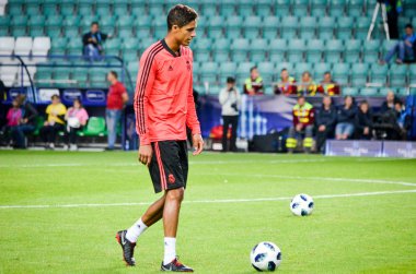 Tallinn, Estonya - 15 Ağustos, 2018: Raphael Varane final sırasında 2018 Uefa Süper Kupası maç arada Atletico Madrid vs Real Madrid A. Le Coq Arena Stadyumu, Estonya