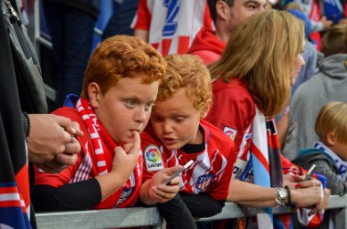 Tallinn, Estonya - 15 Ağustos, 2018: Atletico Madrid futbol taraftarları son 2018 Uefa Süper Kupası sırasında maç Atletico Madrid vs Real Madrid, Estonya arasında