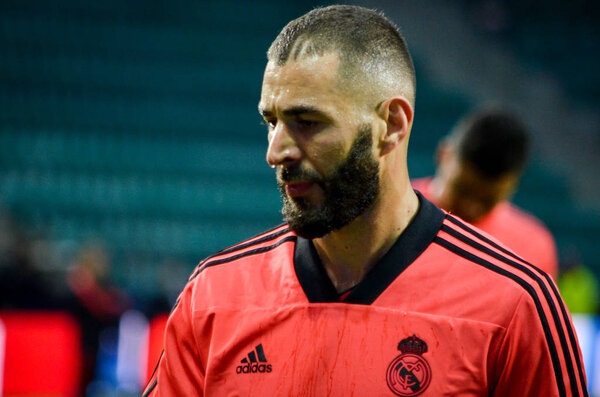 ТАЛЛИНН, ЭСТОНИЯ - 15 августа 2018 года: Карим Бензема во время финального матча Суперкубка УЕФА 2018 года между "Атлетико Мадрид" и "Реал Мадрид" на стадионе "А". Стадион Le Coq Arena, Эстония
