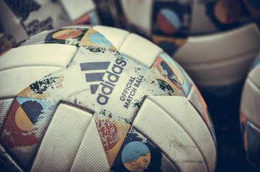 Lviv , Ukrayna - 10 Ağustos 2018: Uefa Uluslar Ligi'nin resmi topu, Arena Lviv, Ukrayna'daki Uefa Uluslar Ligi grup seçimi sırasında çimlerin üzerinde yatıyor