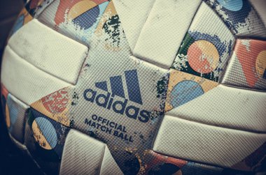 Lviv , Ukrayna - 10 Ağustos 2018: Uefa Uluslar Ligi'nin resmi topu, Arena Lviv, Ukrayna'daki Uefa Uluslar Ligi grup seçimi sırasında çimlerin üzerinde yatıyor