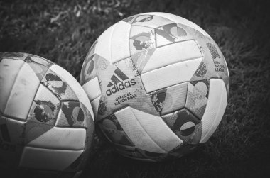 Lviv , Ukrayna - 10 Ağustos 2018: Uefa Uluslar Ligi'nin resmi topu, Arena Lviv, Ukrayna'daki Uefa Uluslar Ligi grup seçimi sırasında çimlerin üzerinde yatıyor