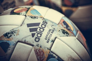 Lviv , Ukrayna - 10 Ağustos 2018: Uefa Uluslar Ligi'nin resmi topu, Arena Lviv, Ukrayna'daki Uefa Uluslar Ligi grup seçimi sırasında çimlerin üzerinde yatıyor