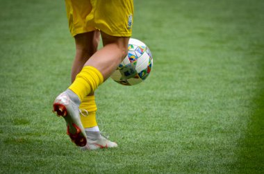Lviv , Ukrayna - 10 Ağustos 2018: Slovakya ve Ukrayna, Ukrayna milli takımları arasında Uefa Uluslar Ligi sırasında bacaklarda topu ile Futbolcular