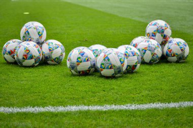 Lviv , Ukrayna - 10 Ağustos 2018: Uefa Uluslar Ligi'nin resmi topları Arena Lviv, Ukrayna'da Uefa Uluslar Ligi grup seçimi sırasında çimüzerinde yatıyor