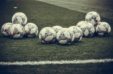 Lviv , Ukrayna - 10 Ağustos 2018: Uefa Uluslar Ligi'nin resmi topları Arena Lviv, Ukrayna'da Uefa Uluslar Ligi grup seçimi sırasında çimüzerinde yatıyor