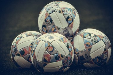 Lviv , Ukrayna - 10 Ağustos 2018: Uefa Uluslar Ligi'nin resmi topları Arena Lviv, Ukrayna'da Uefa Uluslar Ligi grup seçimi sırasında çimüzerinde yatıyor