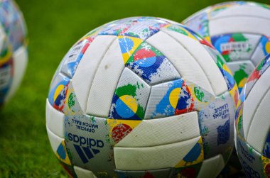 Lviv , Ukrayna - 10 Ağustos 2018: Uefa Uluslar Ligi'nin resmi topları Arena Lviv, Ukrayna'da Uefa Uluslar Ligi grup seçimi sırasında çimüzerinde yatıyor