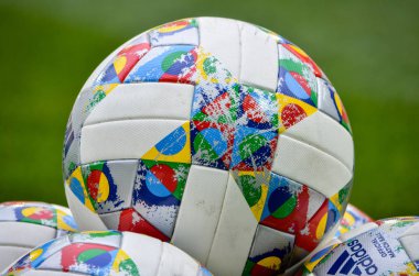 Lviv , Ukrayna - 10 Ağustos 2018: Uefa Uluslar Ligi'nin resmi topları Arena Lviv, Ukrayna'da Uefa Uluslar Ligi grup seçimi sırasında çimüzerinde yatıyor
