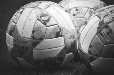 Lviv , Ukrayna - 10 Ağustos 2018: Uefa Uluslar Ligi'nin resmi topları Arena Lviv, Ukrayna'da Uefa Uluslar Ligi grup seçimi sırasında çimüzerinde yatıyor