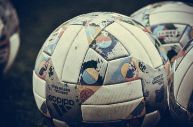 Lviv , Ukrayna - 10 Ağustos 2018: Uefa Uluslar Ligi'nin resmi topları Arena Lviv, Ukrayna'da Uefa Uluslar Ligi grup seçimi sırasında çimüzerinde yatıyor